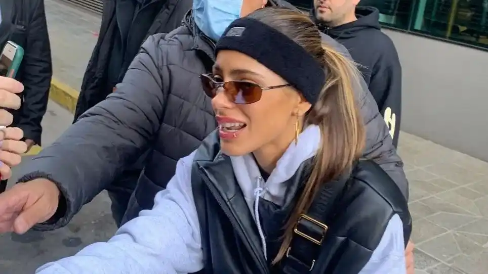 El blopper de Tini Stoessel cuando firmaba autógrafos: le “robó” los apuntes a una fanática