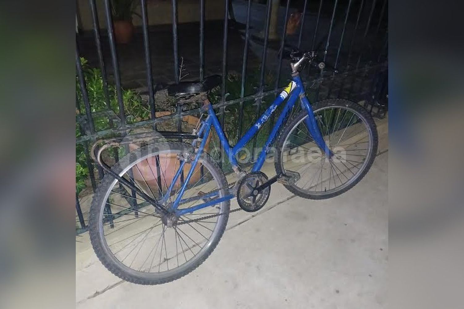 Encontraron una bicicleta abandonada frente a una casa tras el aviso de una señora