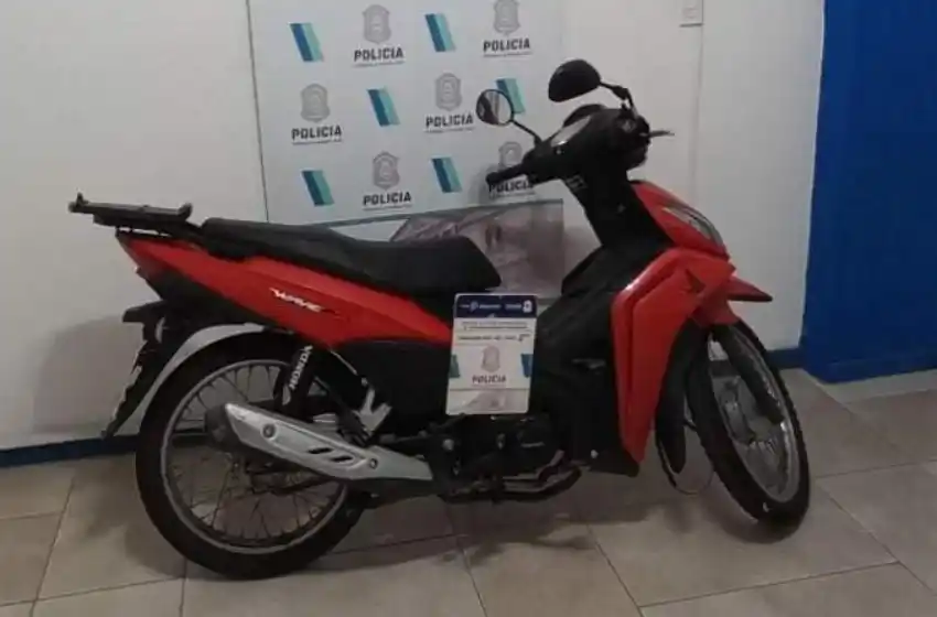 Robaron una moto: los atraparon tras una persecución