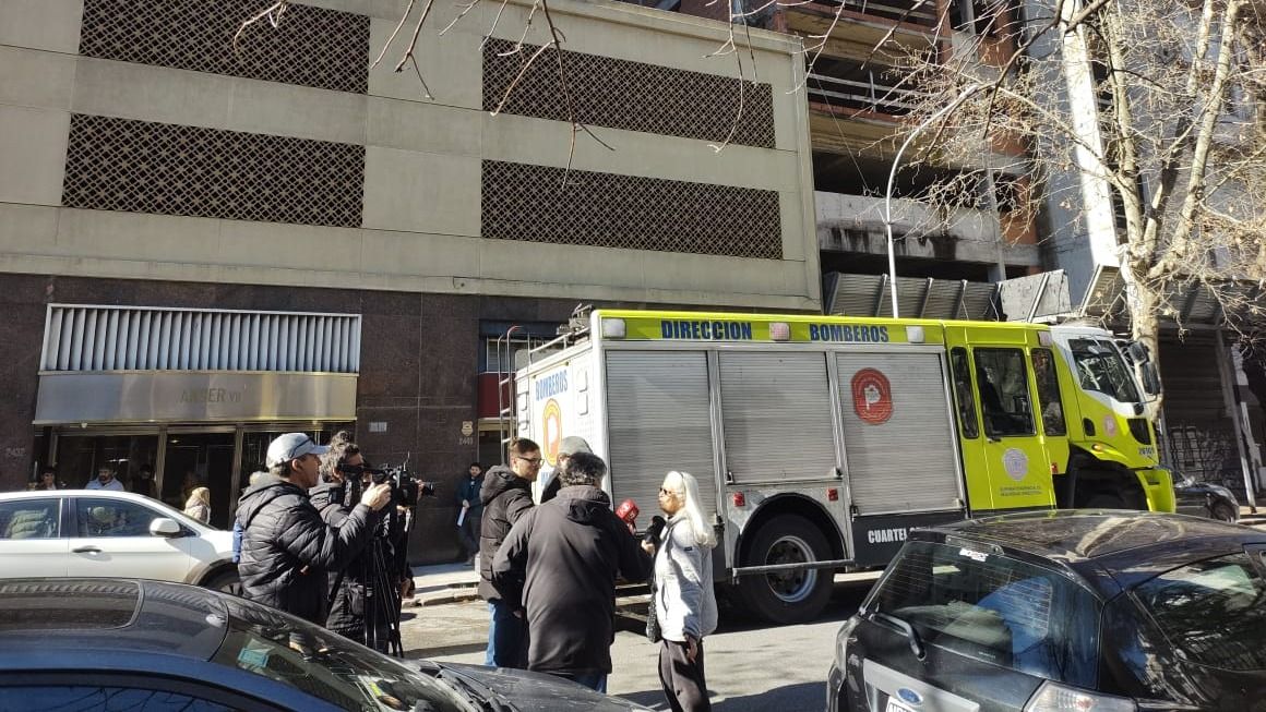 Tensión en el centro: un cortocircuito provocó fuego en un séptimo piso