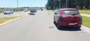 Accidente de tránsito en Av. Monseñor Rösch dejó una motociclista hospitalizada