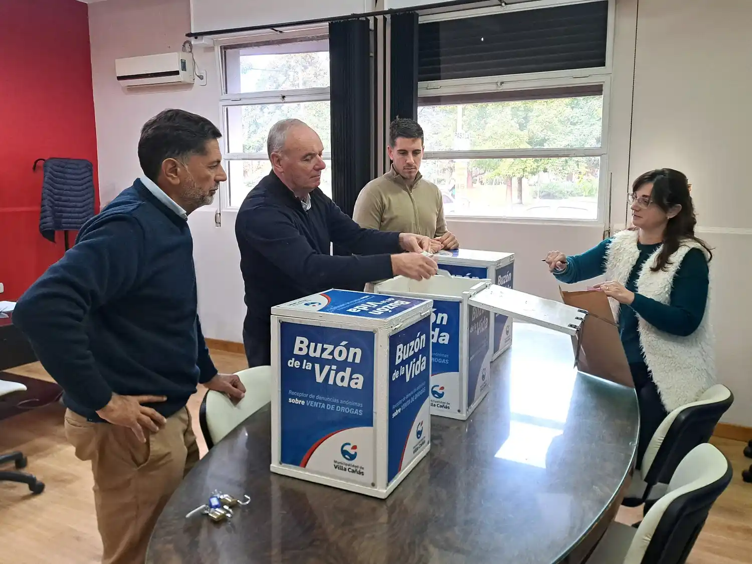 El momento en que se abrían los buzones en Villa Cañás.