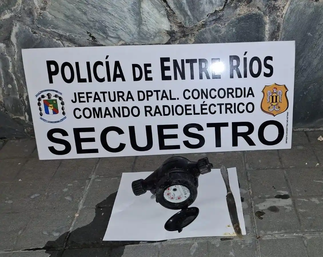 Sujeto capturado tras sustraer medidor de agua con un cuchillo