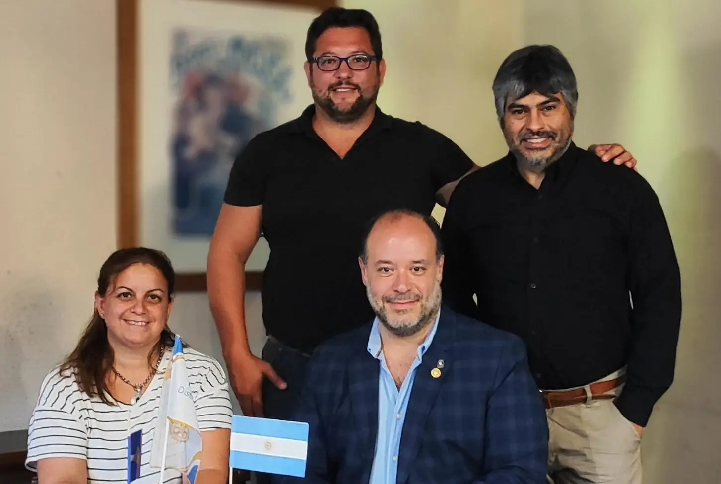 El gobernador rotario Luciano Gilabert se reunió con integrantes del club local.