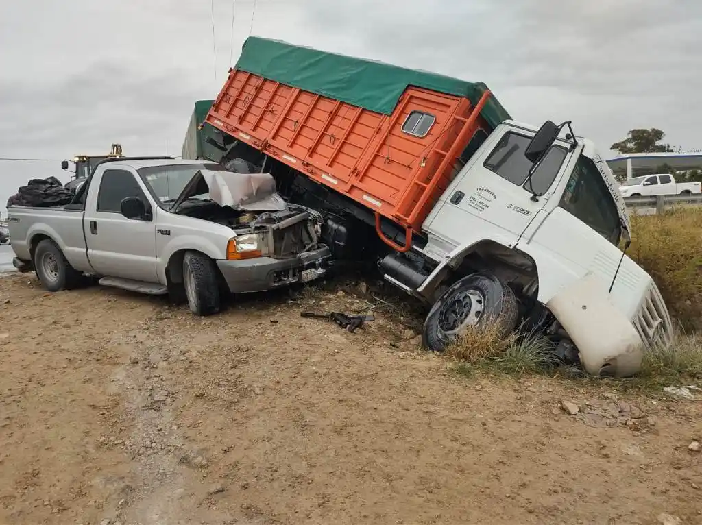 Chocaron una camioneta y un camión en la ruta 3: no hubo heridos (video)