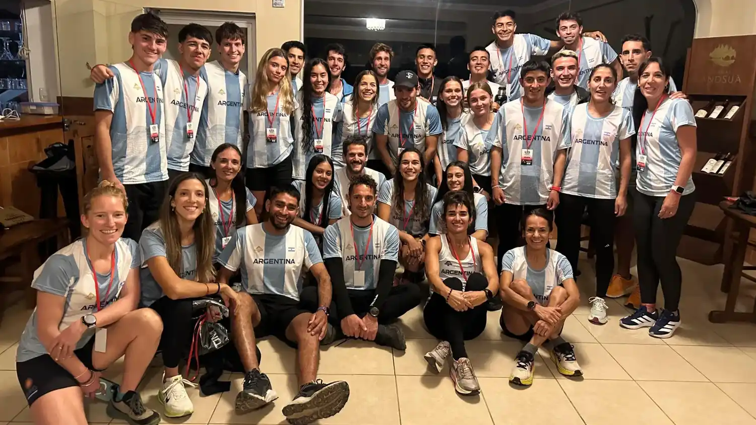 Fernanda Martínez (sentada, en remera musculosa), integrante del seleccionado argentino.