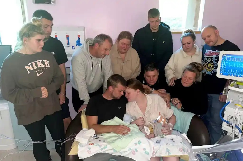 Theo murió al otro día de nacer, en brazos de sus padres y rodeado del amor de su familia. (Foto: gentileza The Sun)