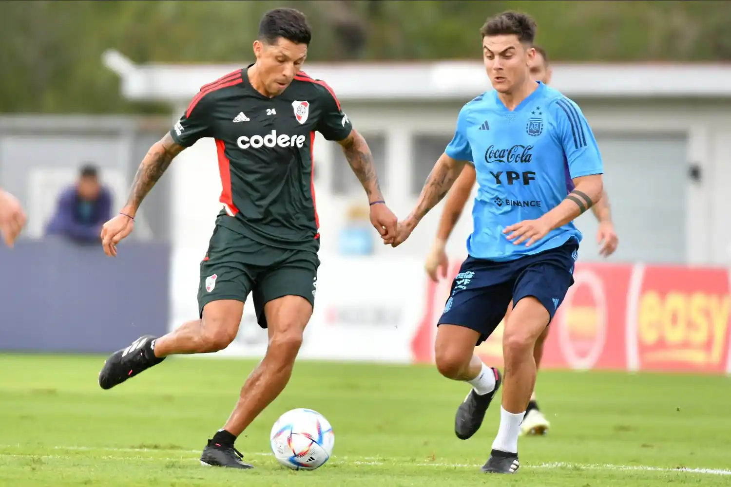 Enzo Pérez y Paulo Dybala, en la práctica en Ezeiza.