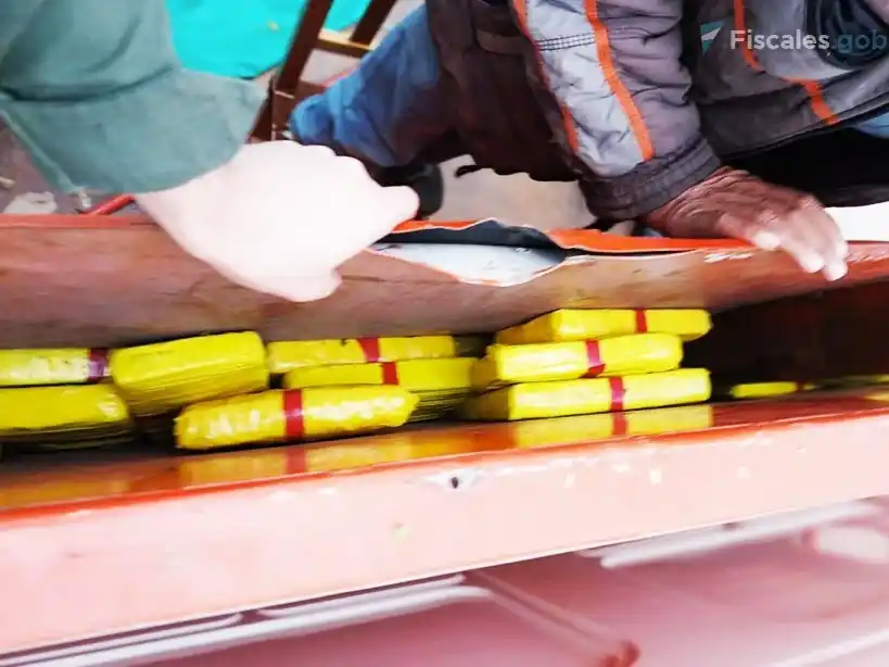 Los paquetes con la droga estaban ocultos entre la cabina y el chasis del camión.