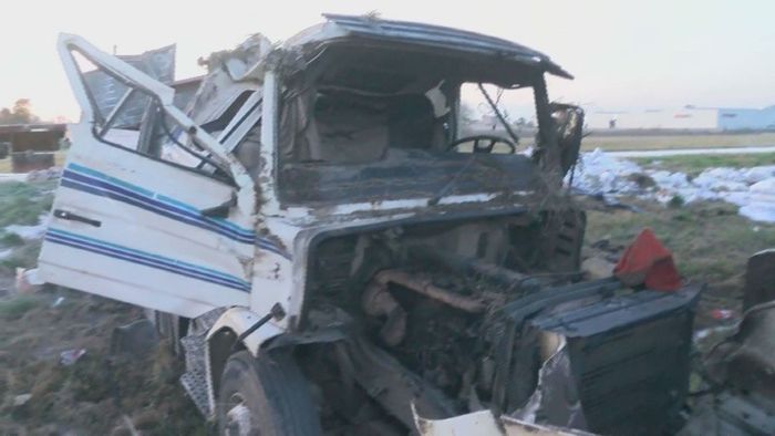 choque de camiones dejó la ruta con 30 toneladas de harina - 3