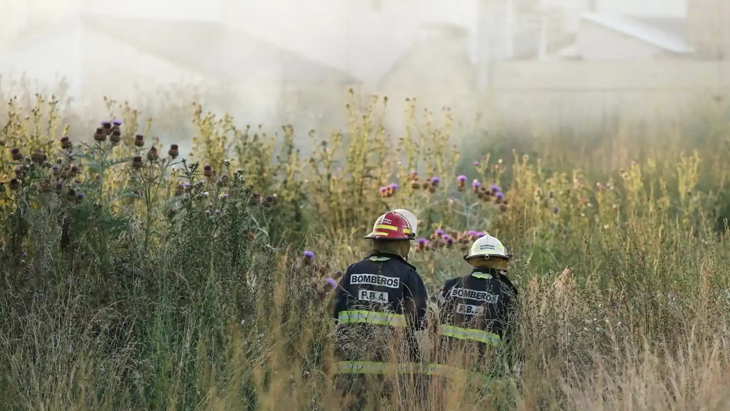 Otra vez. Los bomberos tuvieron que desdoblarse para enfrentar las llamas en distintos escenarios