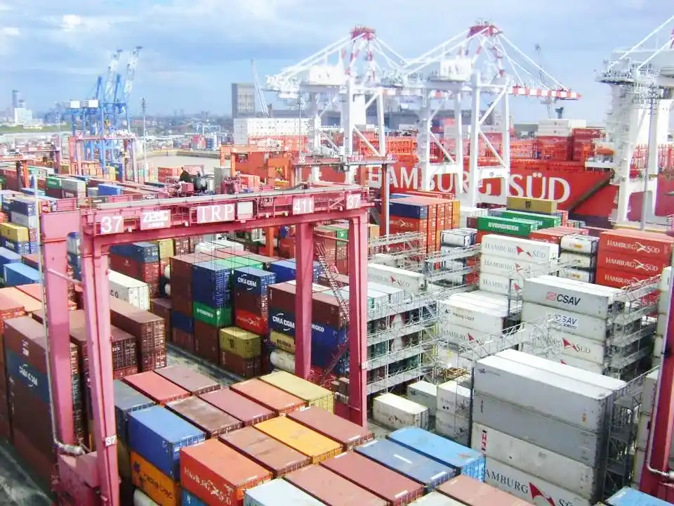 Exportaciones casi récord de bienes en 2025 bancaron la apertura importadora y dejan saldo para pagar deuda