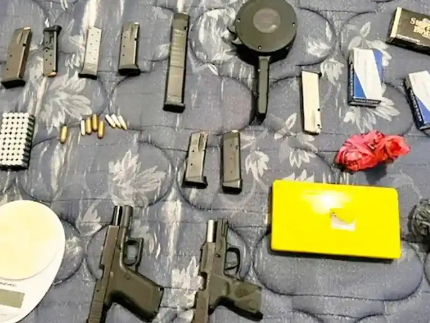 En los domicilios se encontraron más de un kilo de cocaína, otras drogas y armas.