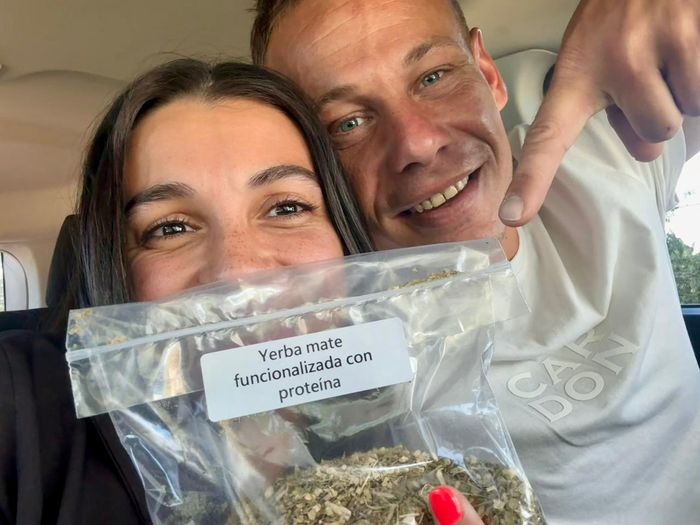 Federico y Karen con la primera muestra de PROMATE