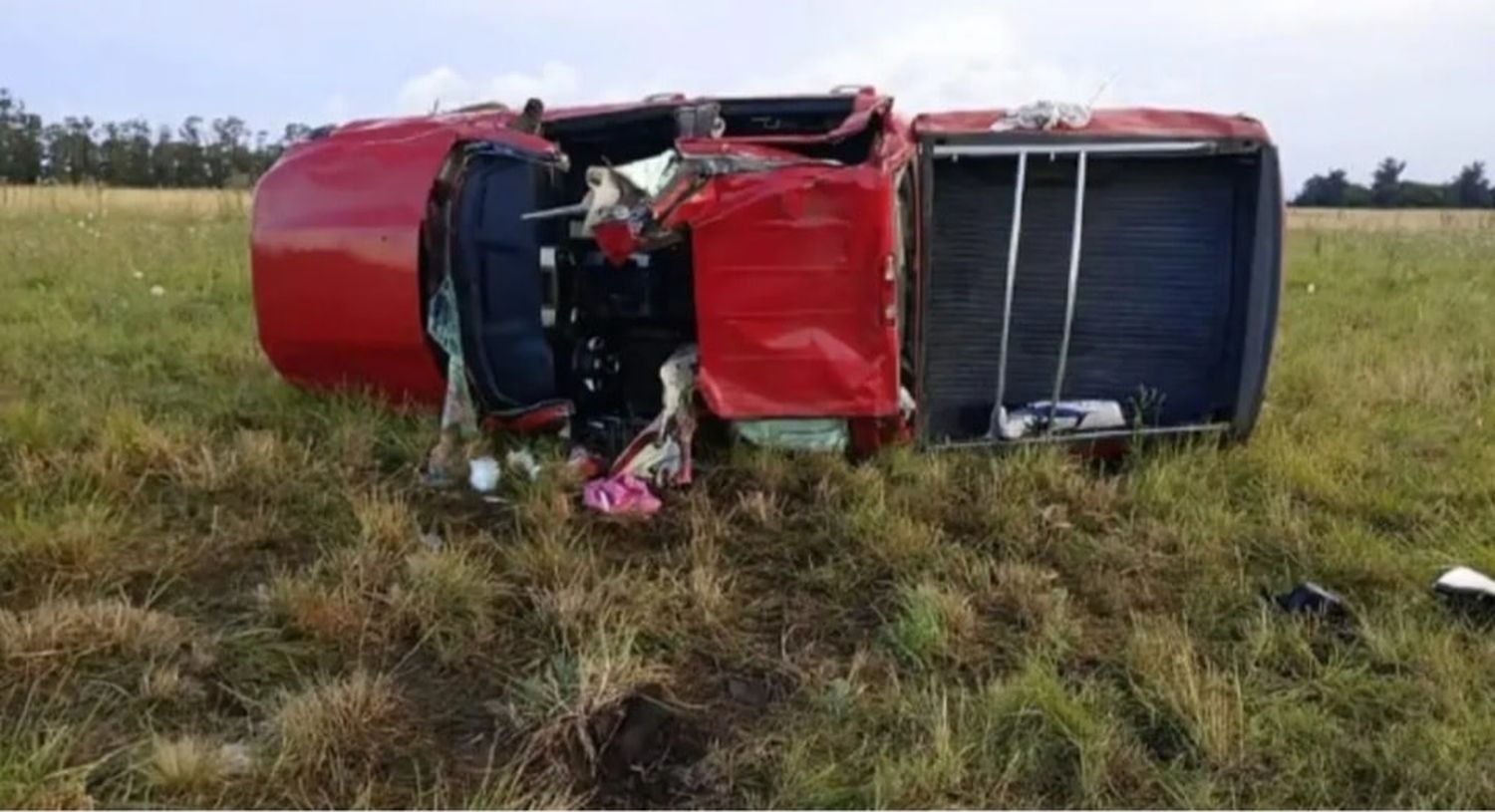 La camioneta Dodge RAM volcada sobre ruta 228