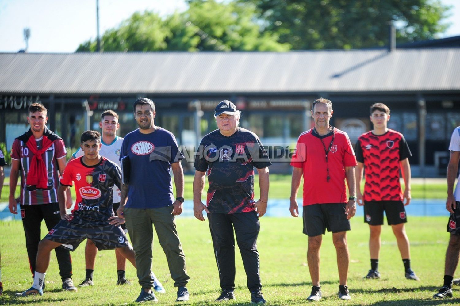 Miguel Bulay (medio) junto a sus colaboradores y un grupo de jugadores (Crédito: MR Fotografía).