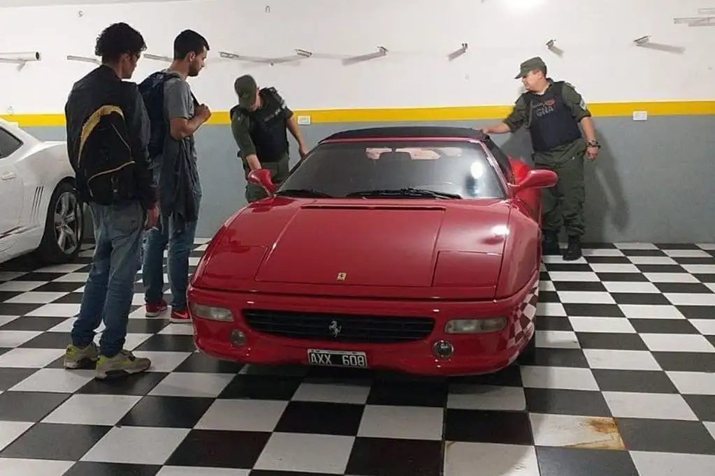 La Ferrari F355 que perteneció a Maradona fue secuestrada en poder de la banda.