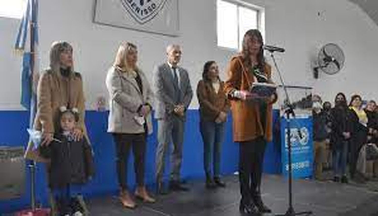 Una funcionaria dio un discurso en lenguaje inclusivo durante un acto escolar y fue abucheada