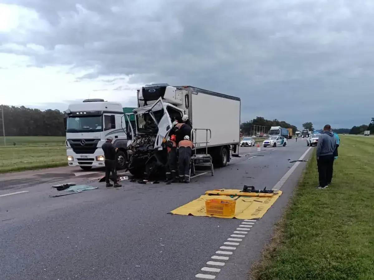 Choque entre dos camiones en la Ruta 9: un conductor quedó atrapado y debió ser rescatado