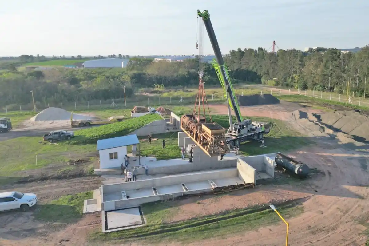 Trasladaron y ensamblaron la Planta de Asfalto municipal en el Parque Industrial