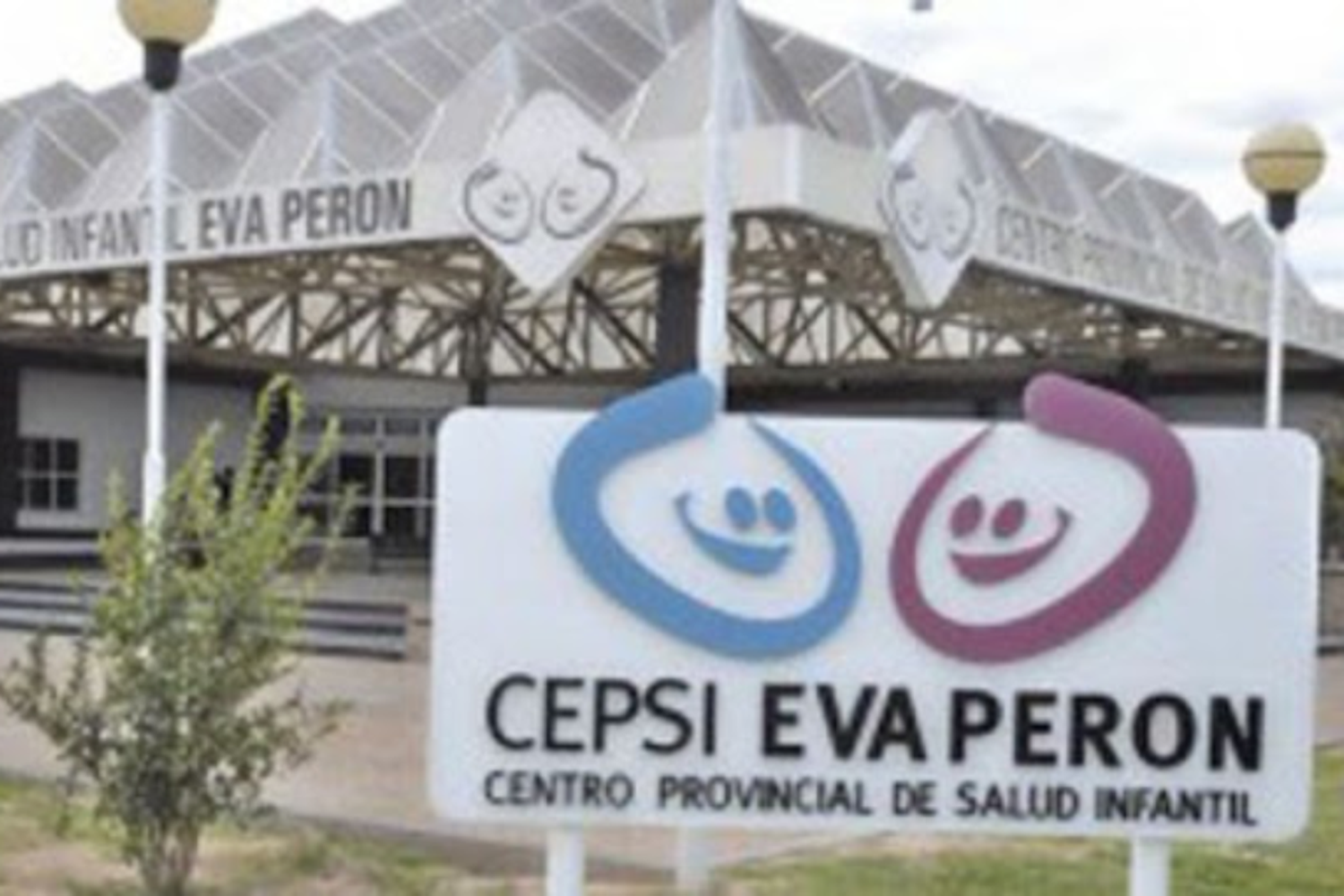 Un niño gravemente herido por sentarse en un cochecito donde habia un arma escondida 