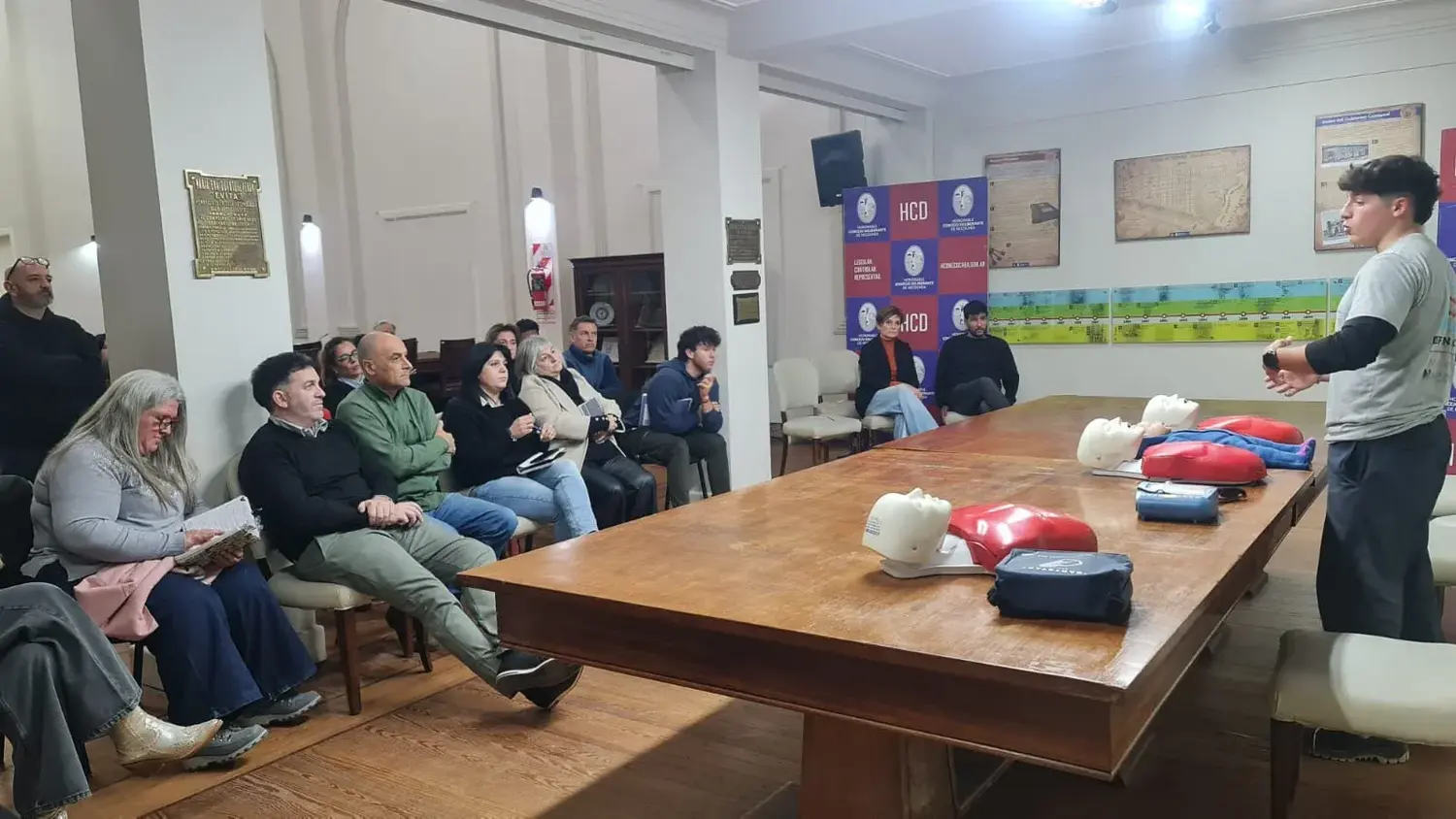 Herramientas. Las que brindó Joaquín Foss Osma, de Defensa Civil, en técnicas de RCP