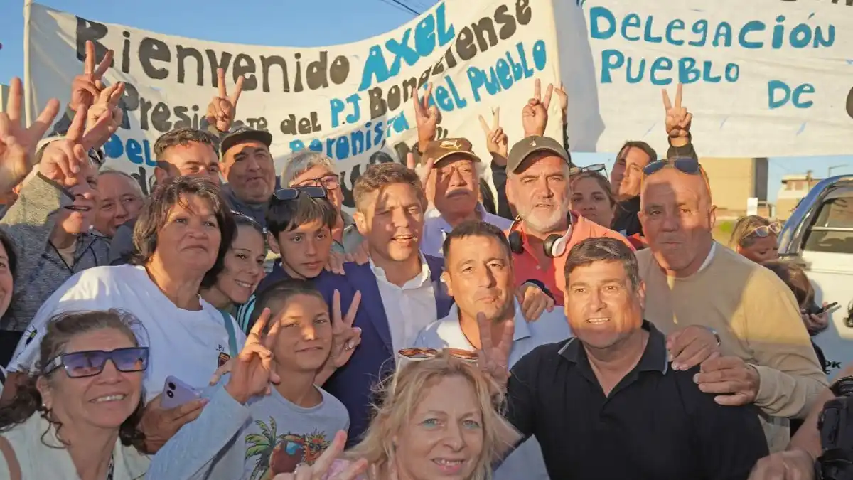 Axel Kicillof con intendentes y con militantes