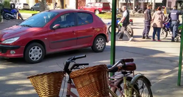 Un auto chocó a una ciclista