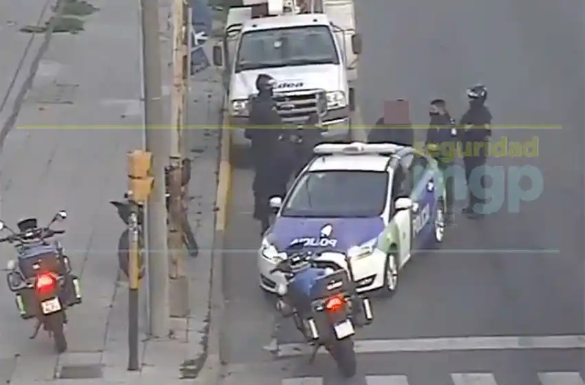 Video: tras una persecusión, los detuvieron a bordo de una moto con un arma de fuego