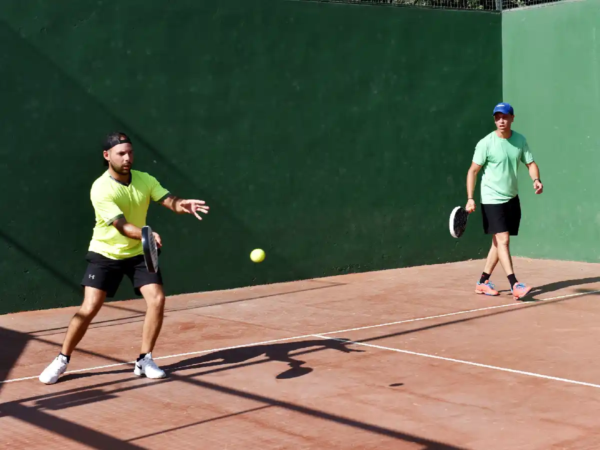 En San Francisco, el tenis y el pádel ya se juegan en dobles