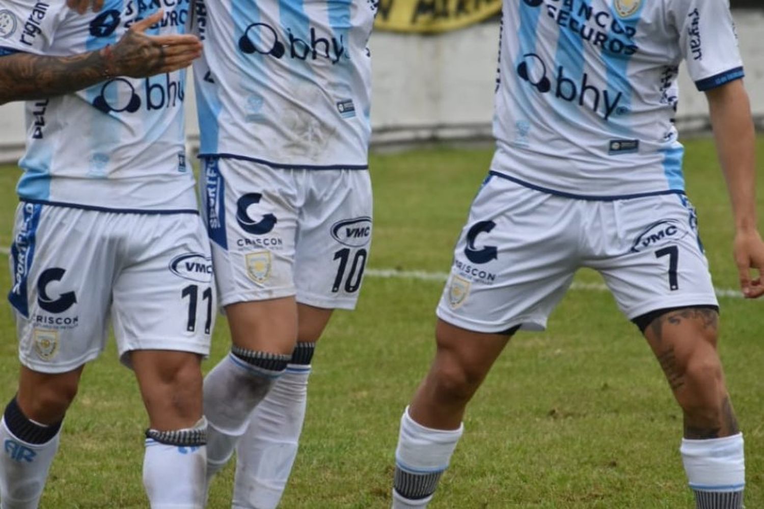 Pardo, Tomatis y Aguirre, celebrando el segundo gol. Créditos: Prensa AR