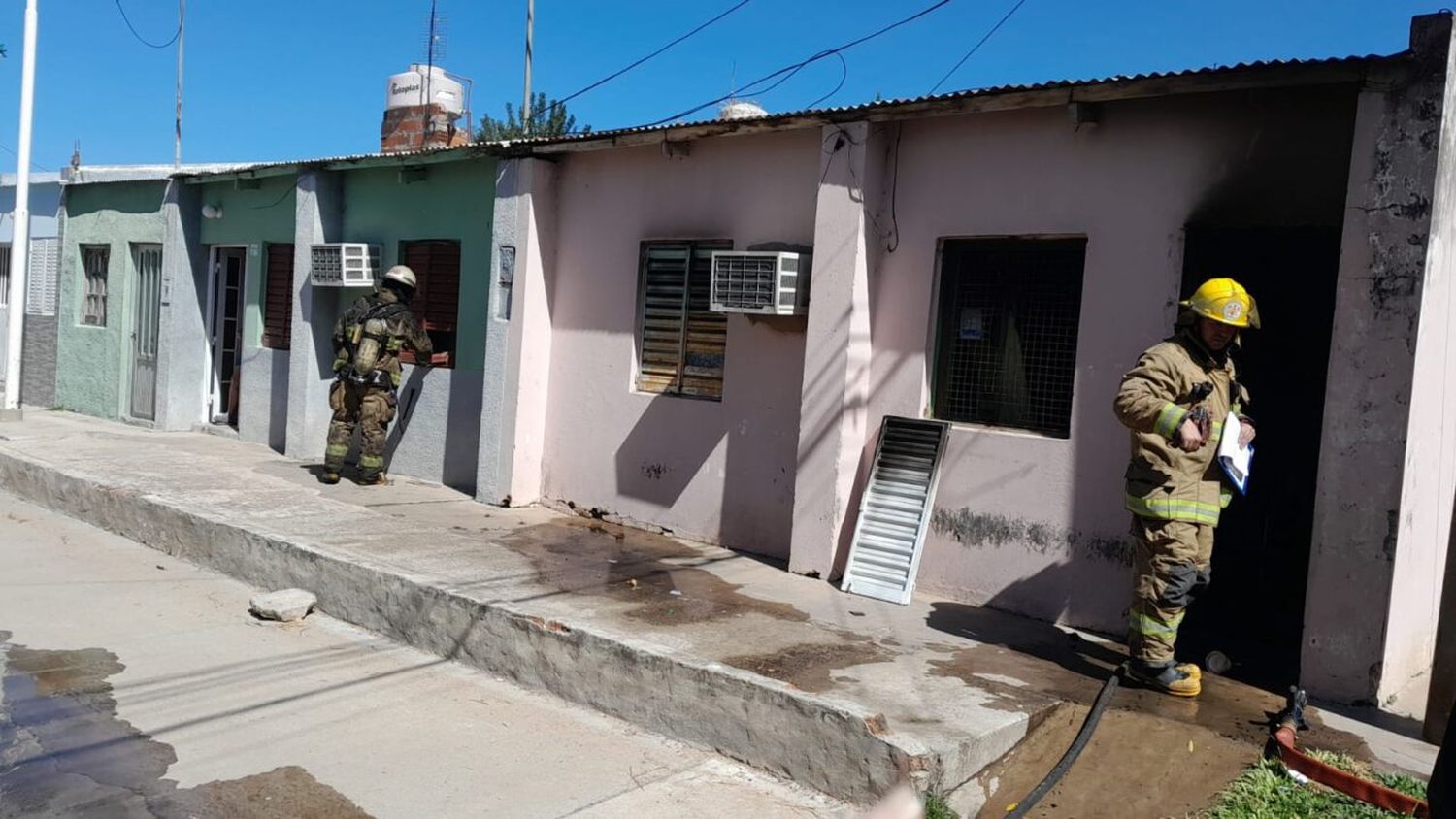 Reconquista: tres dotaciones de bomberos trabajaron para sofocar un incendio en una vivienda del barrio La Cortada