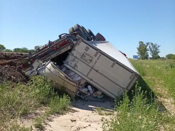 Volcó un camión cargado con pollos en Ruta 4 y generó un amplio operativo de seguridad