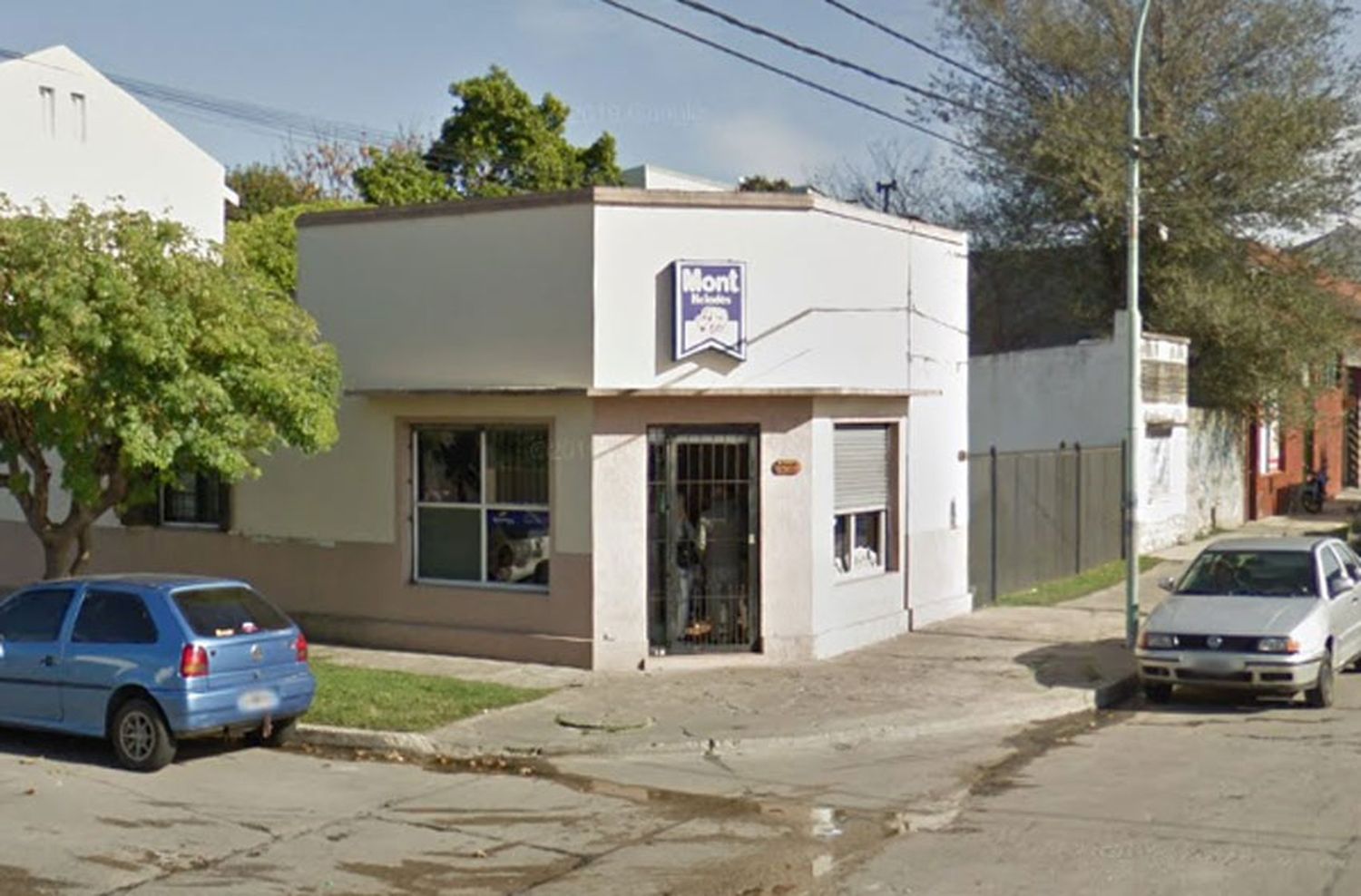 Dejó el auto en marcha y se bajó a robar una heladería