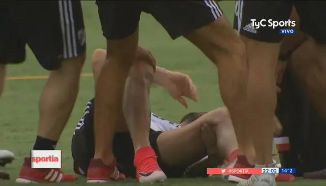 Larrondo padece un esguince de rodilla
