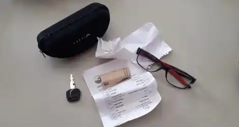 Estuche con lentes encontrados en la calle