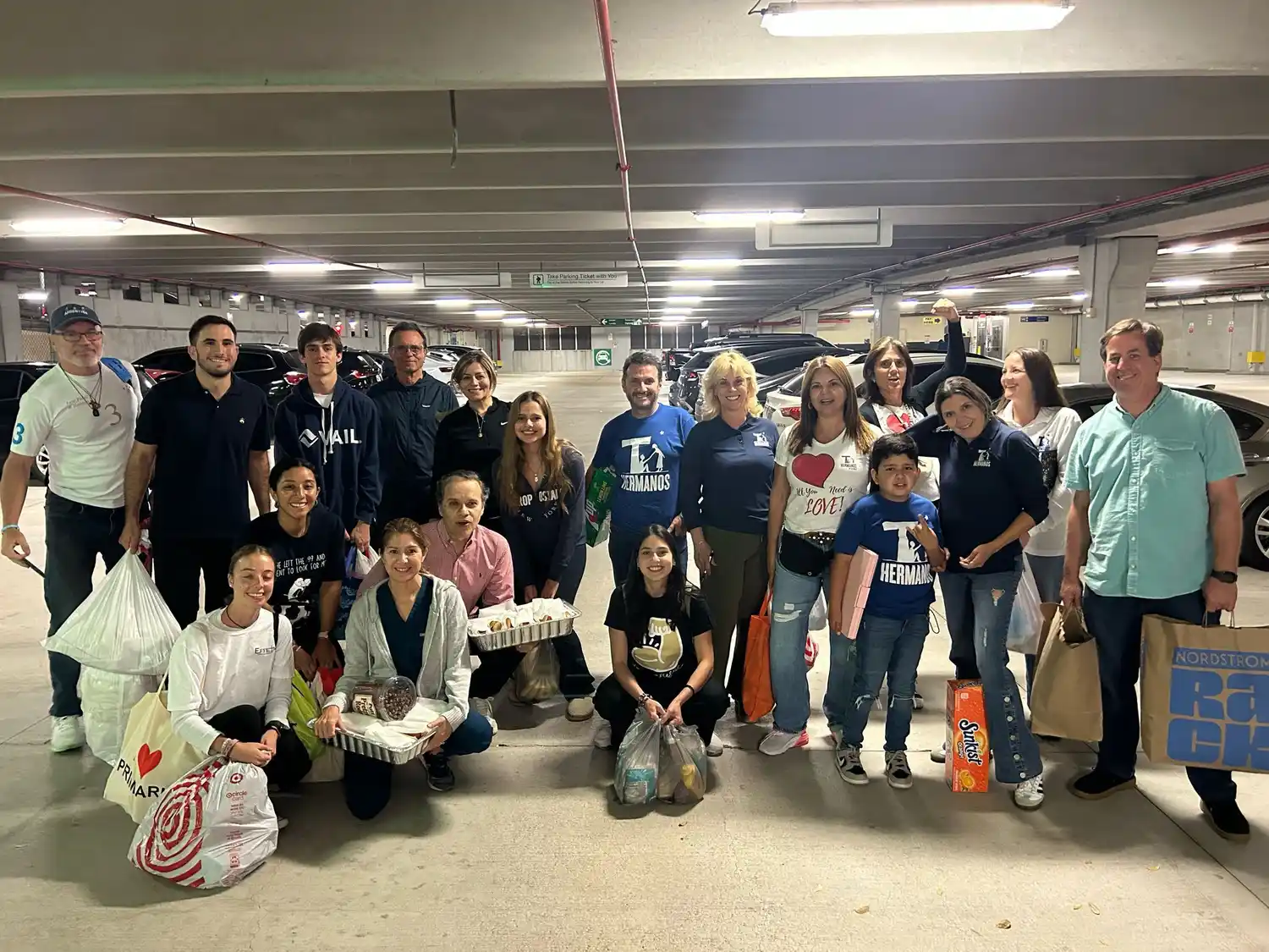 Ayuda en acción. Malena y varios de los voluntarios que trabajan para Hermanos de la Calle.