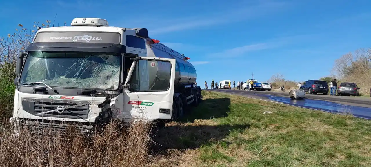 Un joven de 23 años perdió la vida al impactar su automóvil de frente con un camión