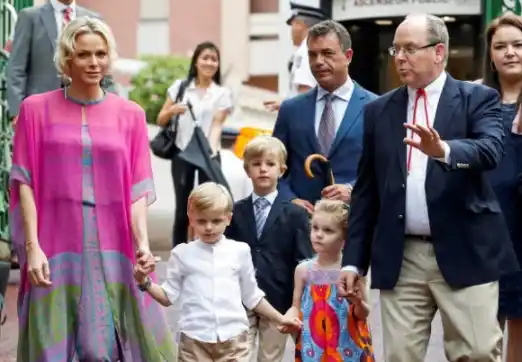 La princesa Charlène y el príncipe Alberto con sus hijos. Foto AFP