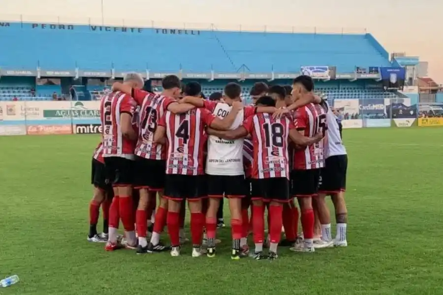 El DT de Colón de San Justo acusó al árbitro de cruzar "todos los límites"