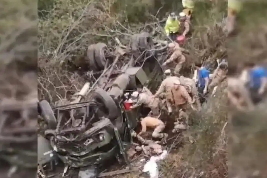 TRAGEDIA | Un camión del Ejército desbarrancó y cayó al vacío en San Martín de los Andes: al menos 4 muertos y 18 heridos