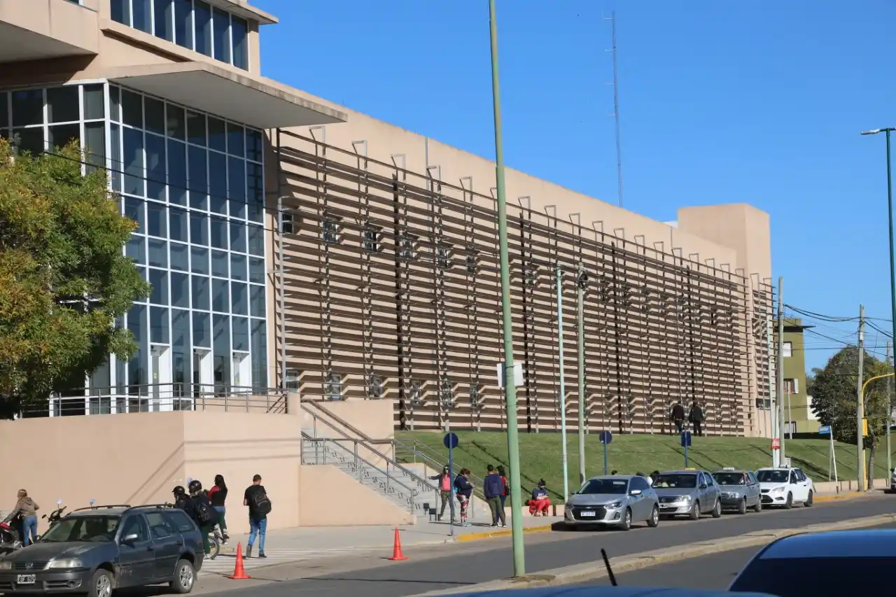 Los positivos de Covid no bajan de los 110 casos y la terapia continúa al 100%