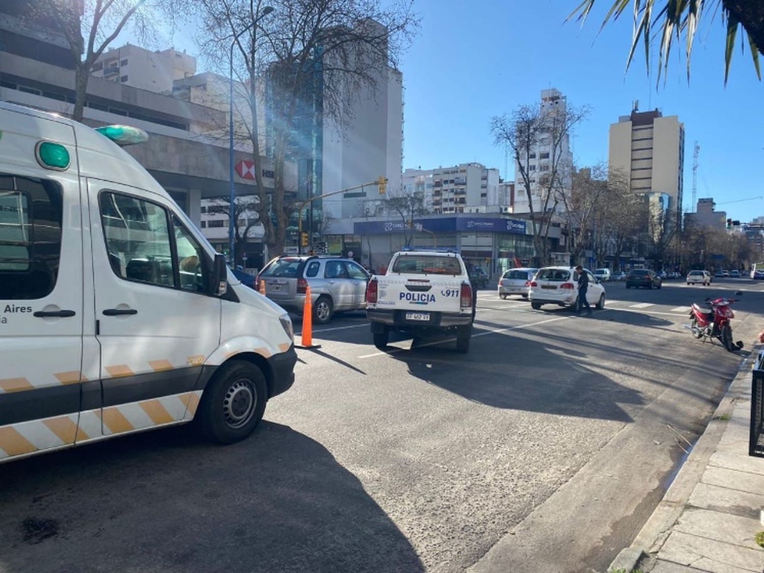 Cruce de avenida y con semáforo, pero el choque del día no podía fallar