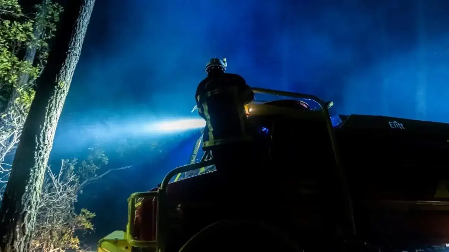 Un bombero combate las llamas en la región de la Gironda, en Francia