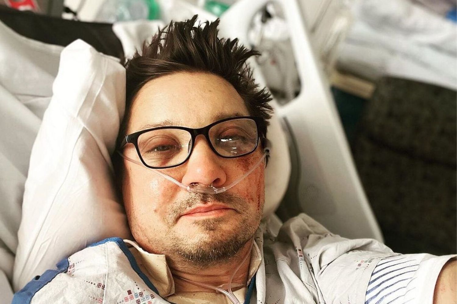 Tras su grave accidente y con una impactante foto, reapareció Jeremy Renner y envió un mensaje a sus seguidores