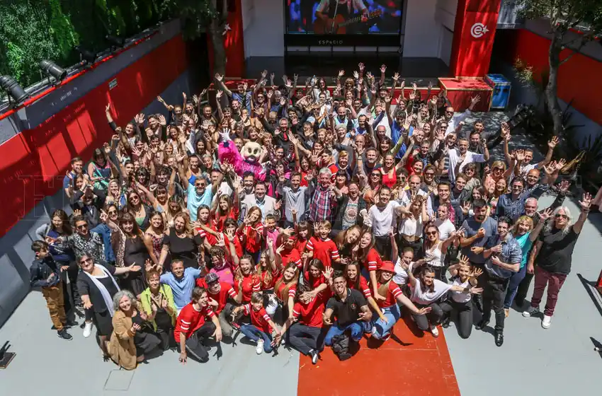 Los elencos locales hicieron la foto del inicio de temporada en Espacio Clarín