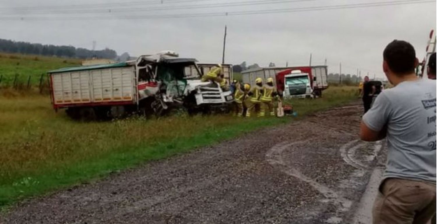 Roldán: un conductor murió al chocar dos camiones en la ruta A012