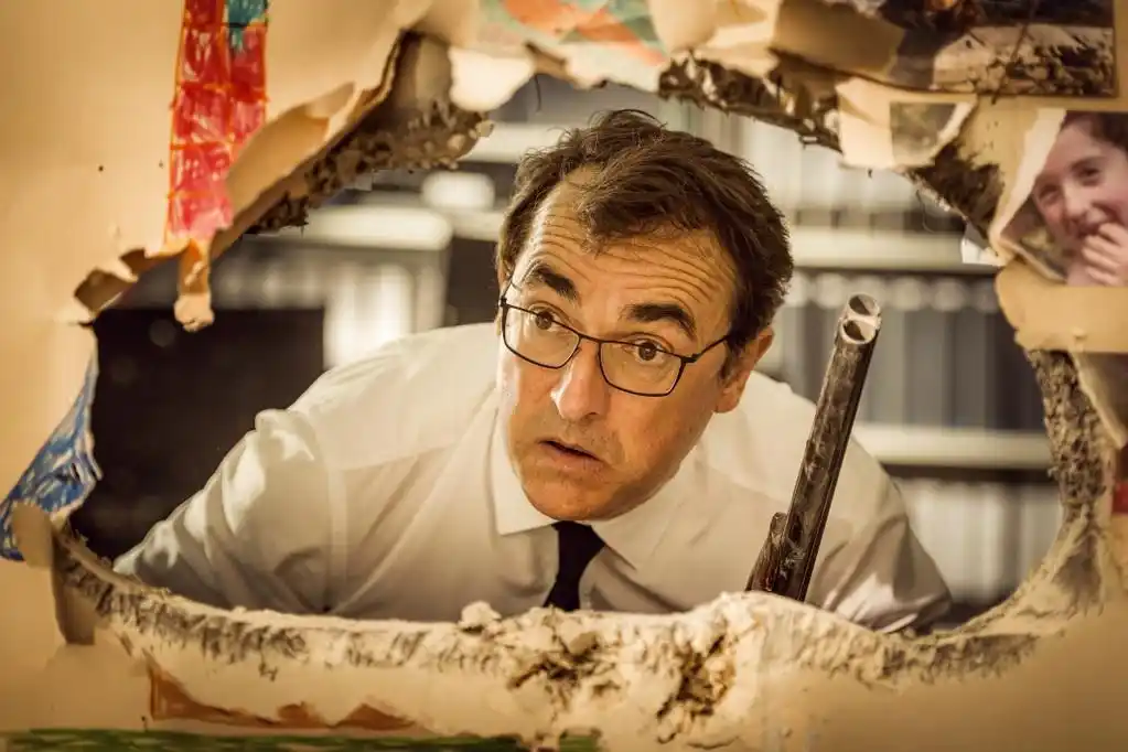 Adieu les cons (Adiós, tontos!) es una película del género Comedia y es graficada como una tragedia burlesca, intensa y repleta de humor negro.