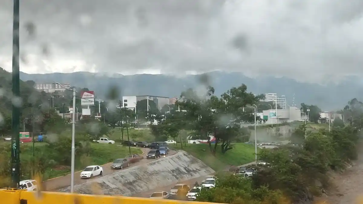 TARDE-NOCHE DILUVIANA: fuertes lluvias azotan Caracas este #31Ago (FOTOS/VIDEOS)