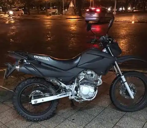 Sustraen una moto del patio de una casa y aparece destruida